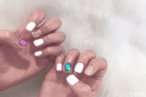 甲片粘合劑怎么用 美甲粘合劑使用方法 甲片粘合劑怎么用 美甲粘合劑使用方法