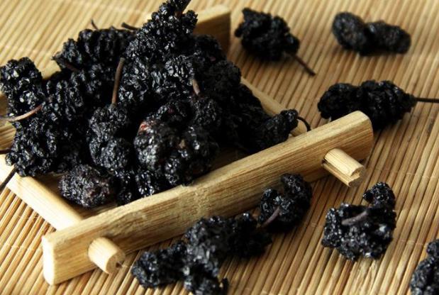 桑葚干有沒有上色怎么鑒定 桑葚干確實有上色的嗎 桑葚干有沒有上色怎么鑒定 桑葚干確實有上色的嗎