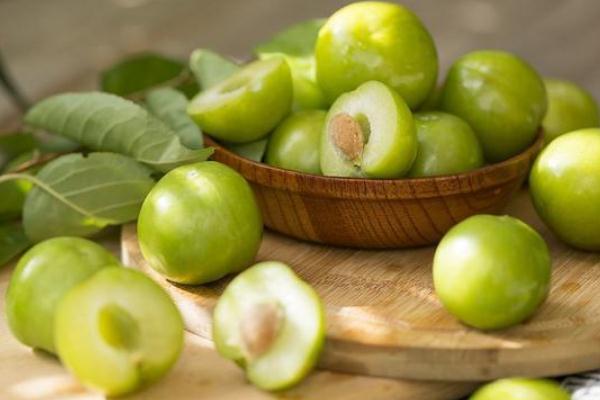 李子可以泡酒喝嗎 李子泡酒喝了對(duì)人什么好處 李子可以泡酒喝嗎 李子泡酒喝了對(duì)人什么好處