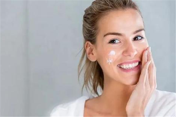 防曬霜和粉底先涂哪個 防曬霜正確的使用步驟 防曬霜和粉底先涂哪個 防曬霜正確的使用步驟