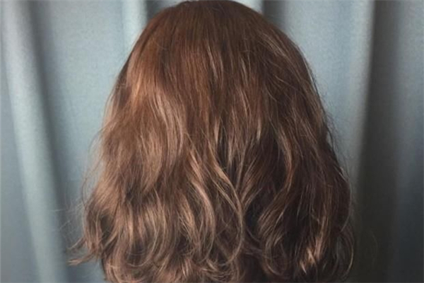 燙發(fā)和染發(fā)可以同時進行嗎 燙發(fā)和染發(fā)的先后順序 燙發(fā)和染發(fā)可以同時進行嗎 燙發(fā)和染發(fā)的先后順序