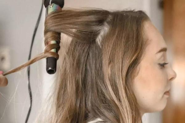 卷發(fā)棒會導(dǎo)致脫發(fā)嗎 卷發(fā)棒會燙到自己嗎 卷發(fā)棒會導(dǎo)致脫發(fā)嗎 卷發(fā)棒會燙到自己嗎