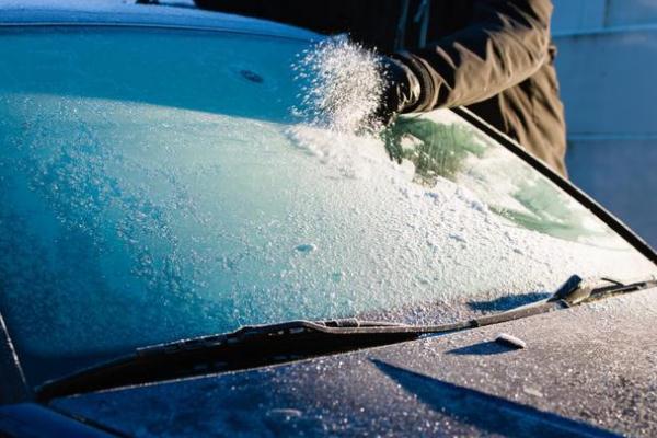 車窗結冰怎么快速清理 車窗結冰可以用熱水嗎 車窗結冰怎么快速清理 車窗結冰可以用熱水嗎