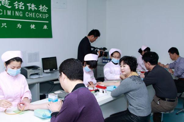 體檢的目的和意義 體檢可以用醫(yī)?？▎?></p><h3>體檢可以用醫(yī)保卡嗎</h3><p>醫(yī)?？▋?nèi)的錢主要針對的是門診的檢查和用藥，所以是可以使用的。但是沒有什么優(yōu)惠。個人體檢時，只要醫(yī)保卡內(nèi)的錢夠用的話，是可以劃卡使用的。如果卡內(nèi)的錢不夠，就需要自己交現(xiàn)錢了。需要看當(dāng)?shù)厥∈械尼t(yī)保政策是否將健康體檢納入醫(yī)保、以及該醫(yī)院是否納入體檢定點醫(yī)保單位。隨著醫(yī)保個人賬戶資金的逐漸放開，醫(yī)保個人賬戶可以支付在醫(yī)療機構(gòu)發(fā)生的費用，比如體檢、配眼鏡、口腔等與醫(yī)療行為有關(guān)的費用，甚至可以用于家庭人員購買醫(yī)保的費用或授權(quán)給家人使用，還可以用于支付商業(yè)險的費用等，不過具體的要以參保地為準(zhǔn)。一般綜合性醫(yī)院都設(shè)有體檢部或者體檢中心，體檢的項目可以選擇套餐，具體可以咨詢當(dāng)?shù)鼐C合性醫(yī)院的體檢部，一般如是當(dāng)?shù)囟c醫(yī)保單位，應(yīng)該可以的。</p><p style=