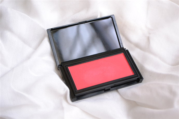 腮紅是粉狀好還是膏狀好 腮紅買多少錢合適 腮紅是粉狀好還是膏狀好 腮紅買多少錢合適