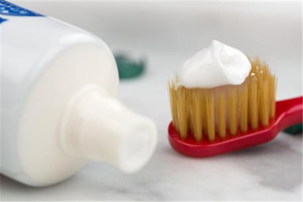 牙膏有消炎消腫的作用嗎 牙膏尾部顏色條代表什么 牙膏有消炎消腫的作用嗎 牙膏尾部顏色條代表什么