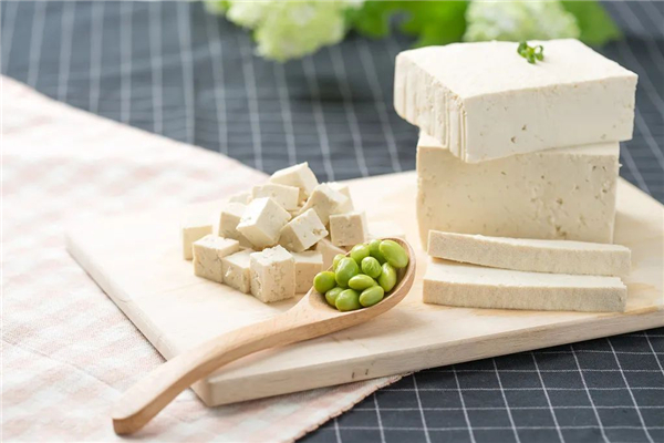 豆腐用石膏還是鹵水好 豆腐用什么點(diǎn)鹵比較好 豆腐用石膏還是鹵水好 豆腐用什么點(diǎn)鹵比較好