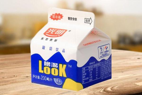 光明酸奶的功效與作用 光明?？仕崮痰暮锰幱惺裁?></p><h3>光明?？仕崮痰暮锰幱惺裁?/h3><p>光明LOOK酸奶的好處是口感細(xì)膩，奶香濃郁，入口純滑，促進(jìn)鈣等多種礦物質(zhì)吸收，幫助人體消化乳糖，是營(yíng)養(yǎng)價(jià)值很高的一等奶，營(yíng)養(yǎng)好更健康。巴氏殺菌工藝，營(yíng)養(yǎng)流失少，更接近于原奶。光明乳業(yè)業(yè)務(wù)淵源始于1911年，擁有100多年的歷史，逐步確立以牧業(yè)、乳制品的開(kāi)發(fā)、生產(chǎn)和銷售為主營(yíng)業(yè)務(wù)，是中國(guó)領(lǐng)先的高端乳品引領(lǐng)者。公司擁有世界一流的乳品研究院、乳品加工設(shè)備以及先進(jìn)的乳品加工工藝。主營(yíng)產(chǎn)品包括新鮮牛奶、新鮮酸奶、乳酸菌飲品、常溫牛奶、常溫酸奶、奶粉、嬰兒奶粉、奶酪、黃油、冰淇淋、烘焙等多個(gè)品類。牧場(chǎng)管理采用光明乳業(yè)獨(dú)有的“千分牧場(chǎng)”評(píng)價(jià)標(biāo)準(zhǔn)體系，對(duì)所有牧場(chǎng)獸醫(yī)保健、繁殖育種、飼料飼養(yǎng)、生奶質(zhì)量、防暑降溫、安全生產(chǎn)等六大版塊進(jìn)行評(píng)分，在確保生乳品質(zhì)安全、可靠、優(yōu)質(zhì)前提下，全面提升奶牛牧業(yè)技術(shù)集成水平。</p><p style=
