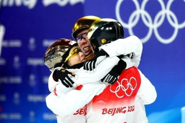 徐夢桃擁抱安慰賈宗洋 自由式滑雪空中技巧和大跳臺的區(qū)別 徐夢桃擁抱安慰賈宗洋 自由式滑雪空中技巧和大跳臺的區(qū)別