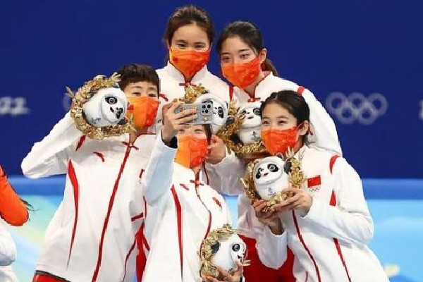 短道3000米接力中國女隊(duì)摘銅 中國短道速滑姑娘們跳上領(lǐng)獎(jiǎng)臺(tái)