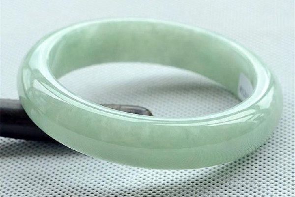 玉鐲子怎么辨別真假 玉鐲子會(huì)有氣泡嗎 玉鐲子怎么辨別真假 玉鐲子會(huì)有氣泡嗎