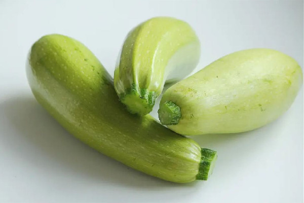 西葫蘆怎么調(diào)涼菜 西葫蘆可以生著吃嗎 西葫蘆怎么調(diào)涼菜 西葫蘆可以生著吃嗎