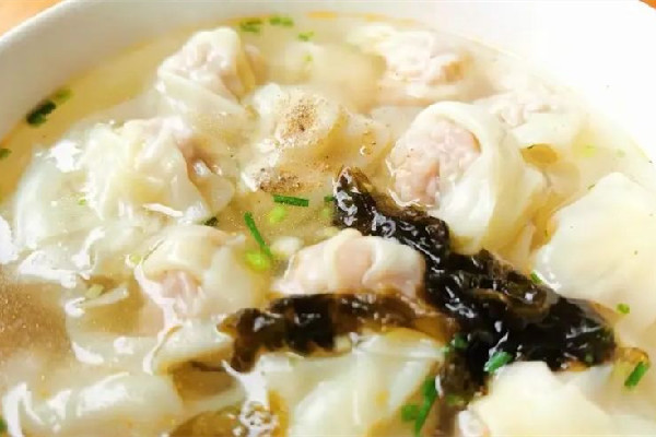 餛飩湯的做法及配料 餛飩湯里放什么配菜 餛飩湯的做法及配料 餛飩湯里放什么配菜
