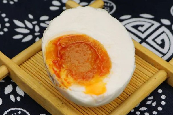 咸鴨蛋和新鮮鴨蛋哪個(gè)營養(yǎng)價(jià)值高 咸鴨蛋不好剝殼怎么辦 咸鴨蛋和新鮮鴨蛋哪個(gè)營養(yǎng)價(jià)值高 咸鴨蛋不好剝殼怎么辦