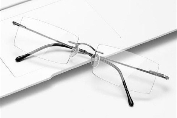無框眼鏡會不會容易壞 無框眼鏡佩戴注意點(diǎn)