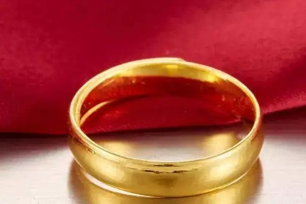 黃金戒指一般多少錢(qián)一個(gè) 黃金戒指按克買(mǎi)合適還是按件買(mǎi)合適