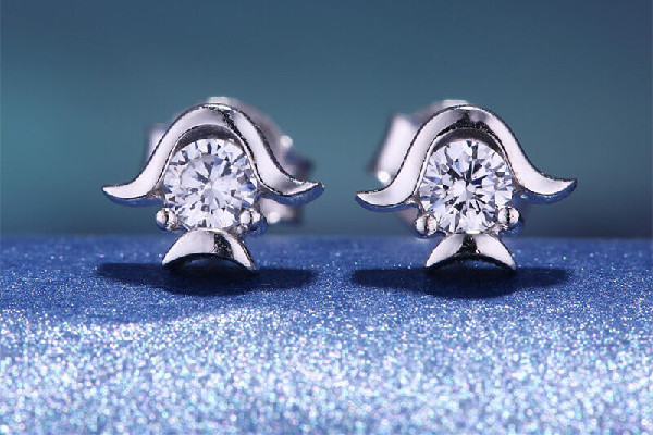 純銀耳釘買回來可以直接戴嗎 純銀耳釘為什么能消炎 純銀耳釘買回來可以直接戴嗎 純銀耳釘為什么能消炎