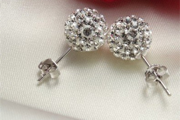 純銀耳釘要戴多久可以戴耳環(huán)了 純銀耳釘會(huì)氧化嗎 純銀耳釘要戴多久可以戴耳環(huán)了 純銀耳釘會(huì)氧化嗎