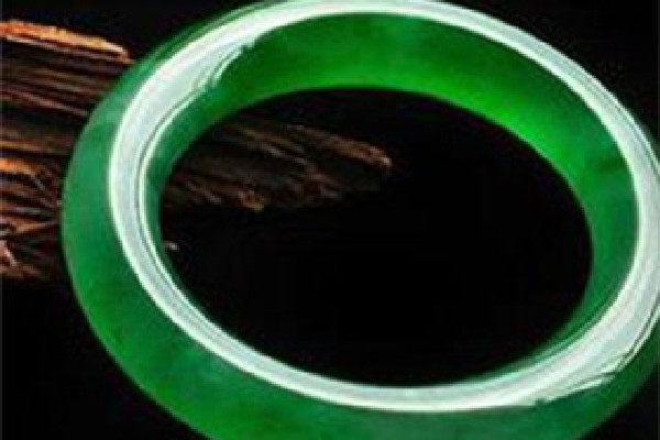 帝王綠翡翠屬于什么檔次 帝王綠翡翠手鐲有哪些特點 帝王綠翡翠屬于什么檔次 帝王綠翡翠手鐲有哪些特點