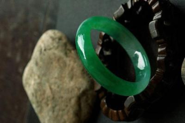 帝王綠翡翠屬于什么檔次 帝王綠翡翠手鐲有哪些特點 帝王綠翡翠屬于什么檔次 帝王綠翡翠手鐲有哪些特點