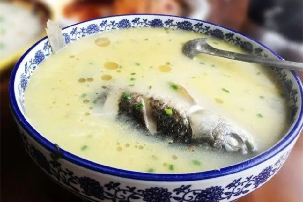 鯽魚和什么一起燉最有營(yíng)養(yǎng) 鯽魚燉什么下奶快奶水多