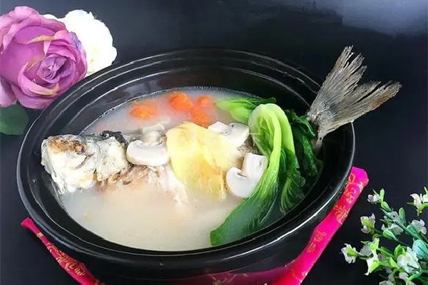 鯽魚和什么一起燉最有營(yíng)養(yǎng) 鯽魚燉什么下奶快奶水多