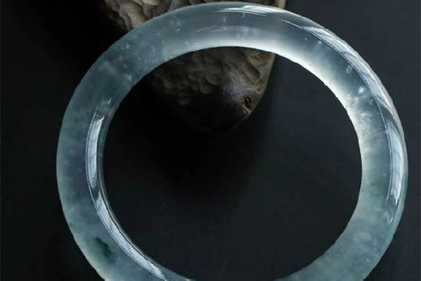 玻璃種翡翠可以佩戴嗎 玻璃種翡翠買(mǎi)回來(lái)怎么處理