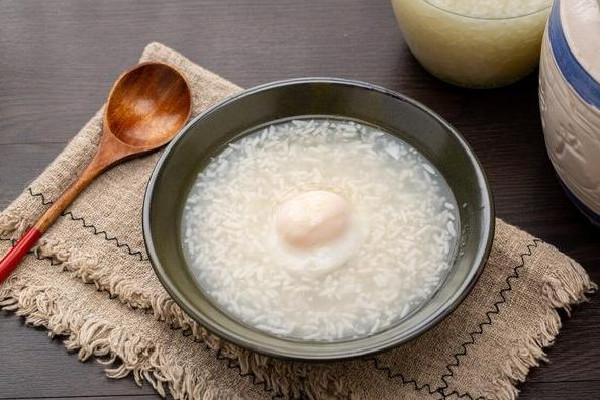 米酒開了后可以放多久 米酒放時間長了還能喝嗎 米酒開了后可以放多久 米酒放時間長了還能喝嗎