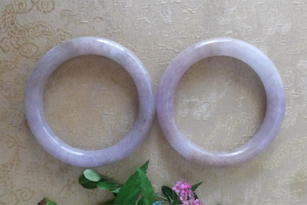 紫羅蘭翡翠適合什么人戴 紫羅蘭翡翠戴久了會(huì)怎么樣 紫羅蘭翡翠適合什么人戴 紫羅蘭翡翠戴久了會(huì)怎么樣