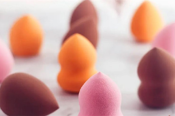 美妝蛋是什么材料制作的 美妝蛋和美妝刷哪個更好用 美妝蛋是什么材料制作的 美妝蛋和美妝刷哪個更好用