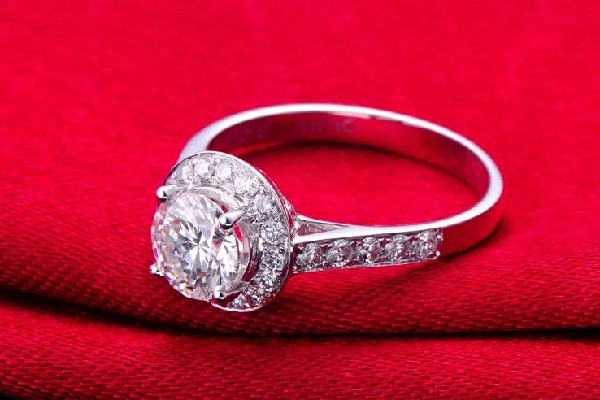 婚戒要不要一直戴著 婚戒會(huì)越來(lái)越松嗎 婚戒要不要一直戴著 婚戒會(huì)越來(lái)越松嗎