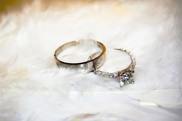 婚戒有點(diǎn)大怎么處理 婚戒怎么選 婚戒有點(diǎn)大怎么處理 婚戒怎么選