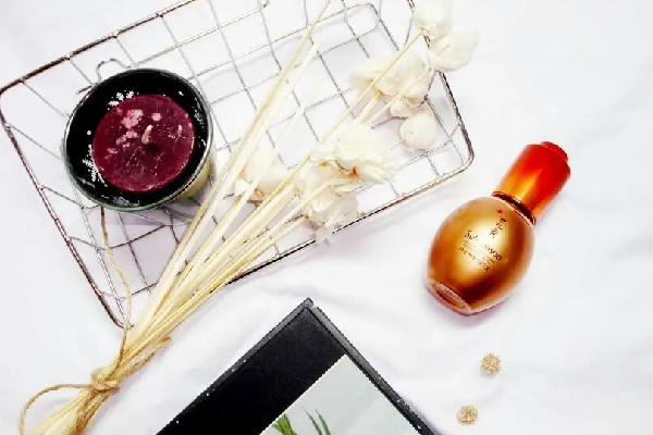 精華油能不能混在霜里用 精華油怎么用在臉上 精華油能不能混在霜里用 精華油怎么用在臉上