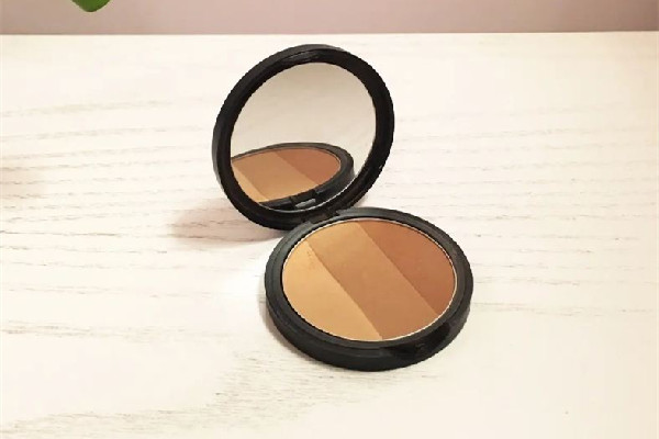 修容粉不定妝會(huì)掉嗎 用完修容粉要不要定妝 修容粉不定妝會(huì)掉嗎 用完修容粉要不要定妝