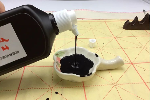 女子被綁澆墨汁?官方:自導(dǎo)自演 墨汁用什么才能洗掉 女子被綁澆墨汁?官方:自導(dǎo)自演 墨汁用什么才能洗掉