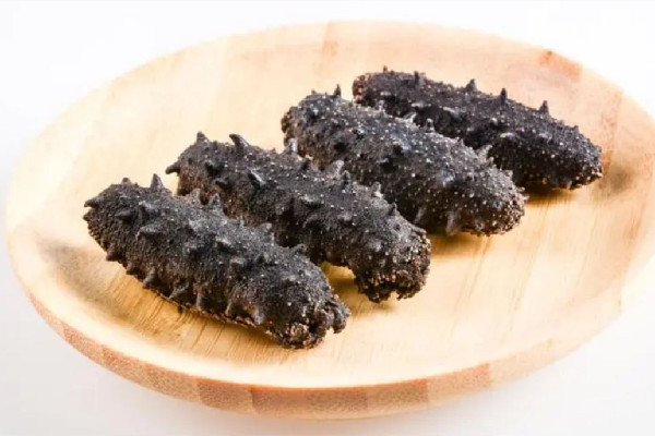 大媽們風(fēng)雪中唱著歌清理活海參 活海參價(jià)格多少錢(qián)一斤