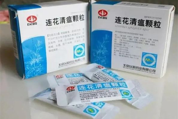 連花清瘟顆粒的功效和作用 連花清瘟顆?？梢酝藷龁?></p><h3>連花清瘟顆粒的成分</h3><p>它的主要成分有連翹，炙麻黃，金銀花，炒苦杏仁，板藍根，石膏，魚腥草，綿馬貫眾，廣藿香，大黃，紅景天，薄荷腦，甘草，淀粉等。一般會做成沖劑或者是膠囊，如果出現(xiàn)發(fā)熱，惡寒，肌肉酸痛，鼻塞流涕，咳嗽，頭痛等情況，都可以服用一些。</p><p><br/></p> </div>
<div align=