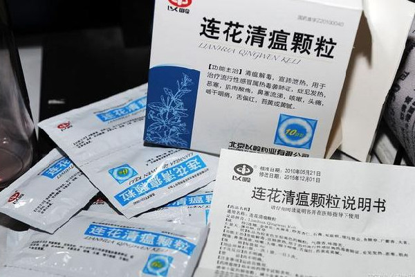 連花清瘟顆粒的功效和作用 連花清瘟顆?？梢酝藷龁?></p><h3>連花清瘟顆粒有用嗎</h3><p>連花清瘟顆粒是效果較好的中成藥，具有清溫解毒、宣肺泄熱的功效，主要用以治療風熱外襲、風熱感冒所引起的鼻塞、流黃涕、咳嗽、咳黃痰、發(fā)熱、咽痛、口干等癥狀，同時對于病毒性感冒或病毒感染引起的呼吸系統(tǒng)癥狀有較好的治療作用。此外，對于流感病毒引起的病毒性感冒，包括新型冠狀病毒肺炎所引起的癥狀，連花清瘟顆粒也具有較好的治療效果。</p><p style=