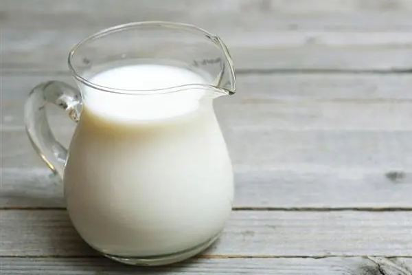 全脂牛奶結(jié)塊是正?，F(xiàn)象嗎 全脂牛奶結(jié)塊可以喝嗎