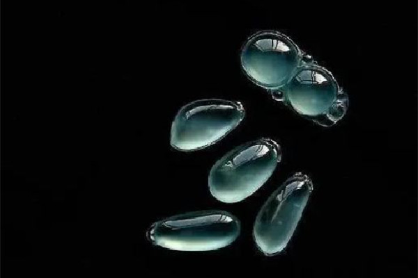 藍(lán)水翡翠有點(diǎn)雪花棉好不好 藍(lán)水翡翠會越戴越透嗎