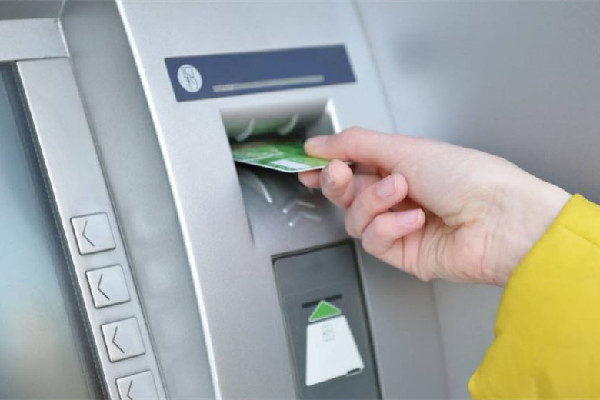 男子從工行取錢存農(nóng)商行被認(rèn)定假幣 銀行取錢會(huì)記錄鈔票號(hào)碼嗎 男子從工行取錢存農(nóng)商行被認(rèn)定假幣 銀行取錢會(huì)記錄鈔票號(hào)碼嗎