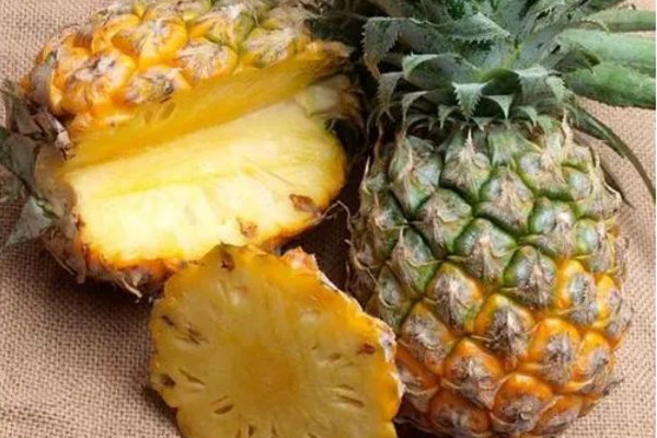 鳳梨會(huì)不會(huì)麻舌頭 鳳梨對喉嚨好嗎 鳳梨會(huì)不會(huì)麻舌頭 鳳梨對喉嚨好嗎