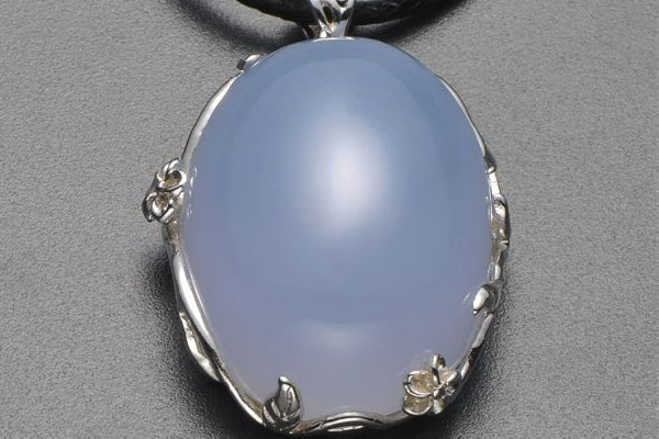 藍(lán)玉髓和藍(lán)瑪瑙哪個(gè)貴 藍(lán)玉髓和藍(lán)瑪瑙的區(qū)別 藍(lán)玉髓和藍(lán)瑪瑙哪個(gè)貴 藍(lán)玉髓和藍(lán)瑪瑙的區(qū)別