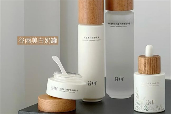 海邊的光與暗：一個美白修護護膚套組，讓曬黑的肌膚重獲透亮白凈